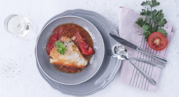 Tonno con sugo di pomodoro e peperoni