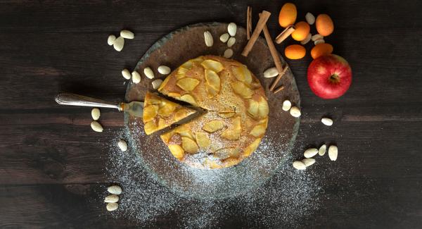 Torta con mele caramellate