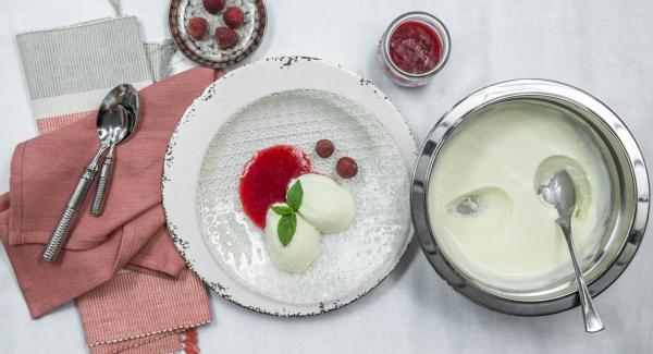 Crema di latticello e sambuco con purea di lamponi