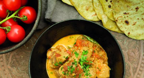 Spezzatino di agnello al curry con pane chapati 