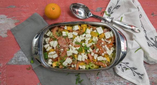 Insalata di pomodori con arance e feta