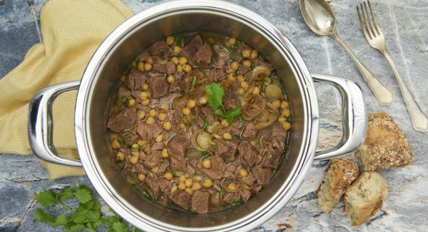 Stufato di manzo con ceci e cipolle fritte