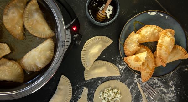 Panzerotti con formaggio e miele