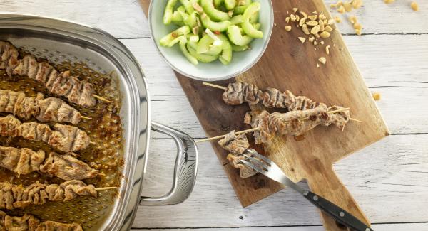 Spiedini di manzo con insalata di cetrioli piccante