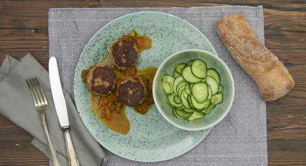 Polpette danesi con insalata di cetrioli