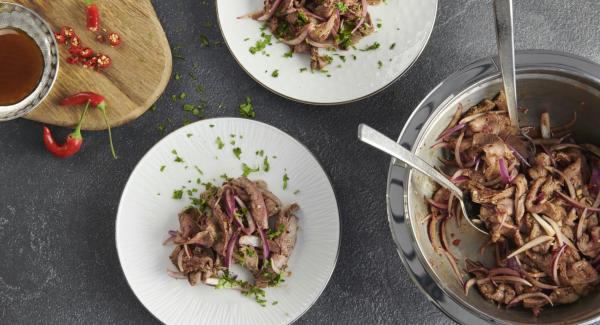 Insalata tailandese con bistecca di manzo