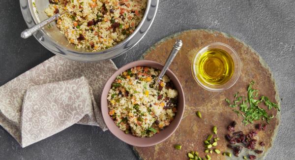 Insalata di couscous con mirtilli rossi e pistacchi