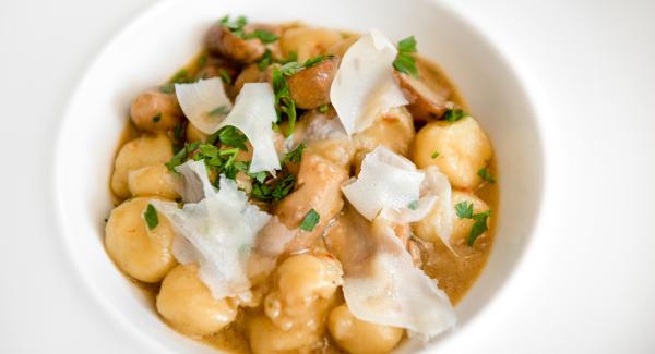 Gnocchi di patate con funghi porcini e raspadura