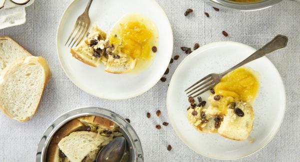 Pudding di pane con composta di albicocche