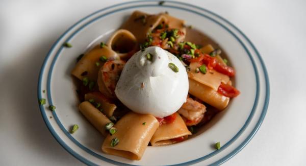 Pasta con gamberi, burrata e pistacchi