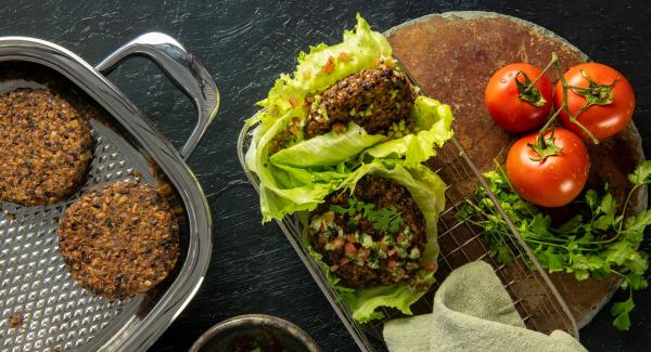 Hamburger di fagioli in foglia di insalata