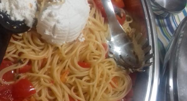 Una volta trascorsi i tempi di cottura degli spaghetti aggiungere la ricotta e amalgamare