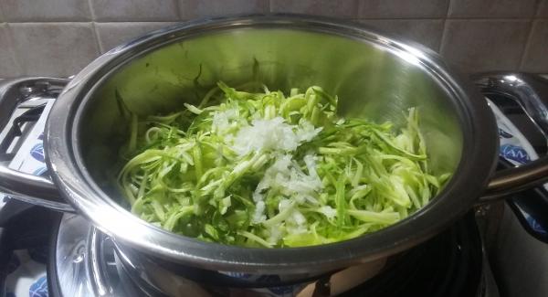 Pulire la cipolla, pulire le zucchine ed affettare il tutto con una grattugia. Versare il tutto nell'unità di cottura 20 cm 2,3 l.