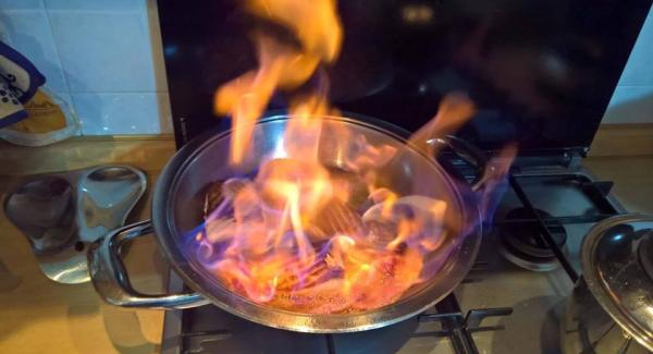 Asciugare bene le fette di salmone con della carta da cucina o un cane vaccino Spremere il succo dell’arancio riscaldare la padella con audiotherm a settore Carne mettere le fette di salmone premere leggermente e chiudere il coperchio impostando sempre carne, quando audiotherm suona la seconda volta ( 85° - 90º ) alzare girare le fette mettere il succo di un arancio il liquore e darà fuoco terminato di bruciare chiudere il coperchio attendere 5 minuti