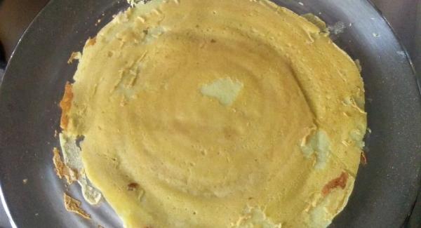 Non appena le crepes risultano cotte, più dorate e con qualche bollicina, girale.