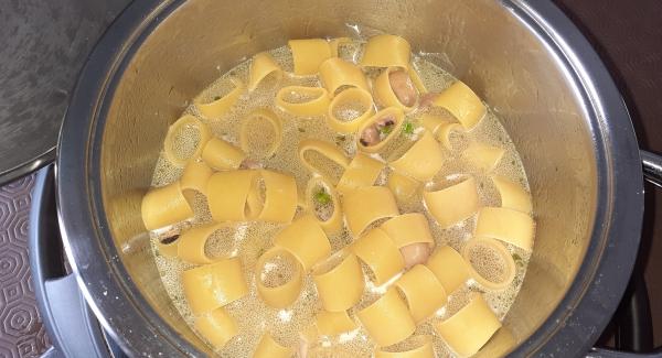 Aggiungete la pasta calamarata e l'acqua come nella foto.
Sale q.b.