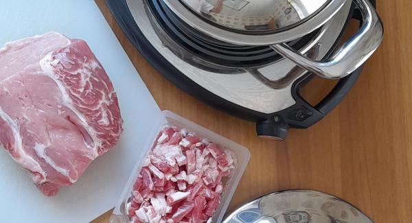 Salare e pepare la carne mentre la pentola sul navigenio potenza 5 arriva a temperatura carne. Rosolare il pezzo di carne su tutti i lati, aggiungere la pancetta a cubetti, il succo di ananas della scatoletta. Chiudere con secuquick, applicare audiotherm ed impostare 30min modalità soft. Al termine della cottura togliere la carne e affettare sottilmente. Aggiungere l ananas a pezzetti e cuocere per 5 minuti. Disporre le fettine su piatto da portata ed irrorare con il sughetto ananas e pancetta.