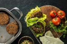 Hamburger di fagioli in foglia di insalata